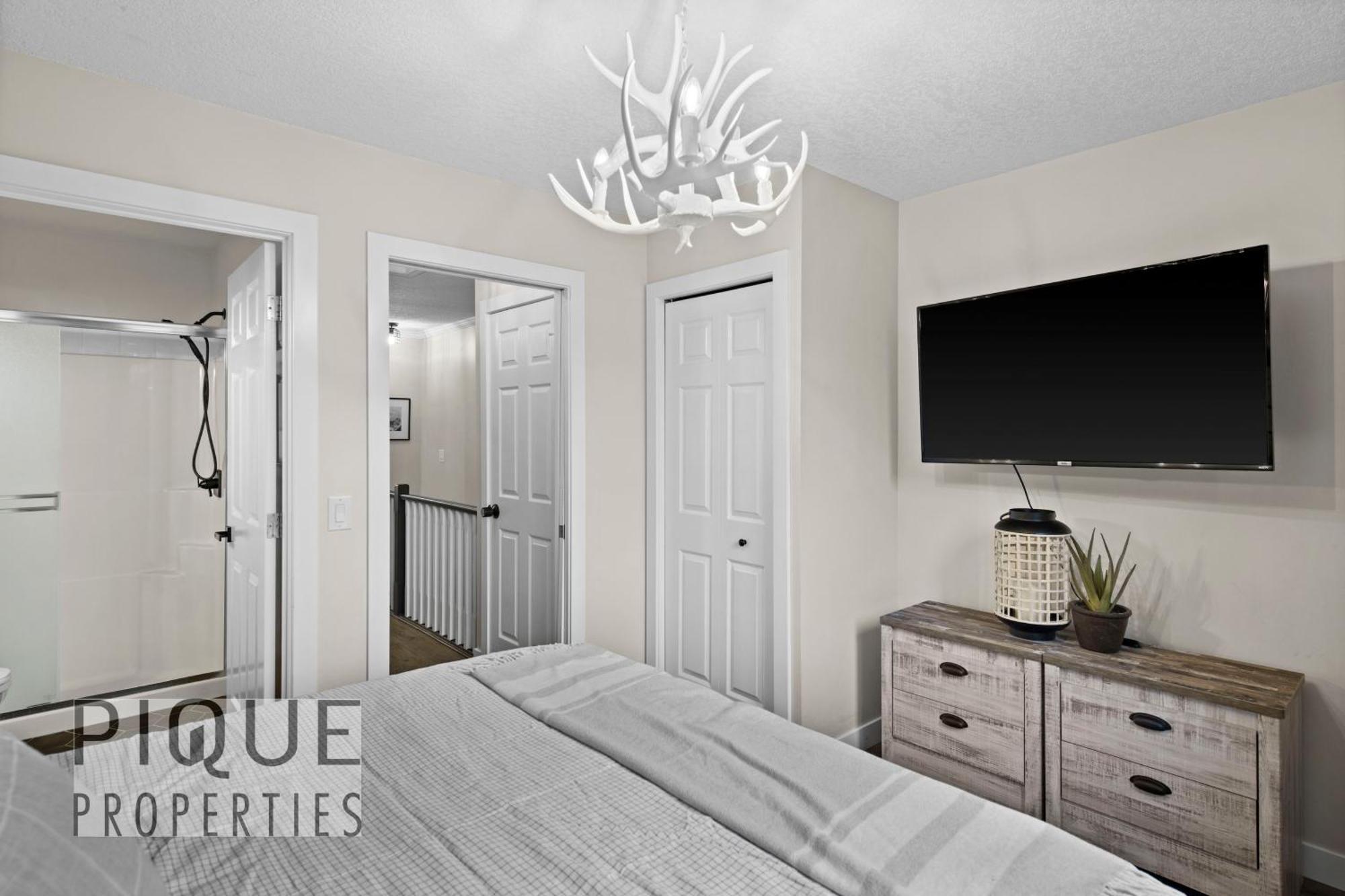 Mystic Mountain Chalet, Heated Outdoor Pool & Hot Tub, Free Parking, Fast Wifi! 캔모어 외부 사진