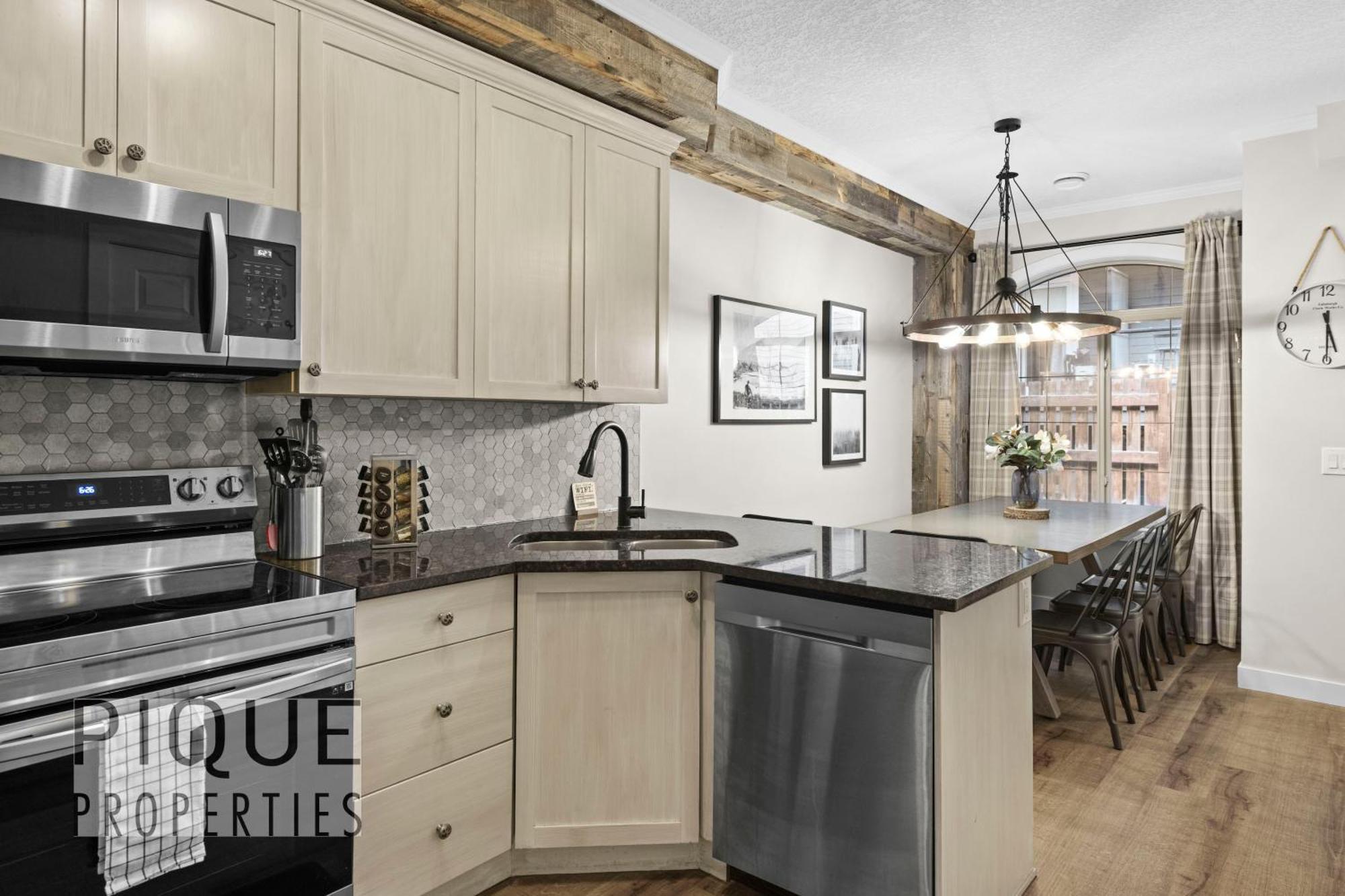 Mystic Mountain Chalet, Heated Outdoor Pool & Hot Tub, Free Parking, Fast Wifi! 캔모어 외부 사진