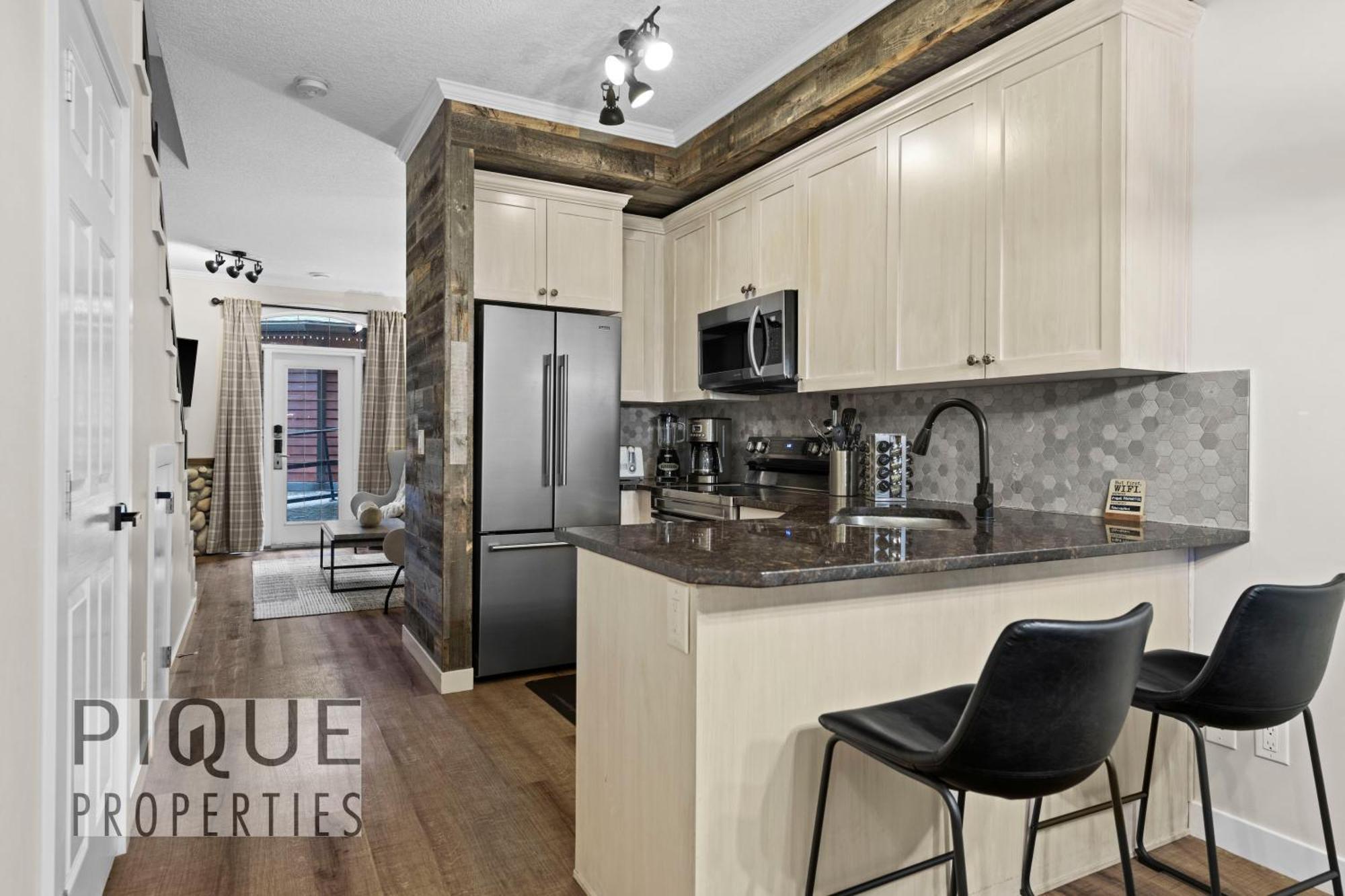 Mystic Mountain Chalet, Heated Outdoor Pool & Hot Tub, Free Parking, Fast Wifi! 캔모어 외부 사진