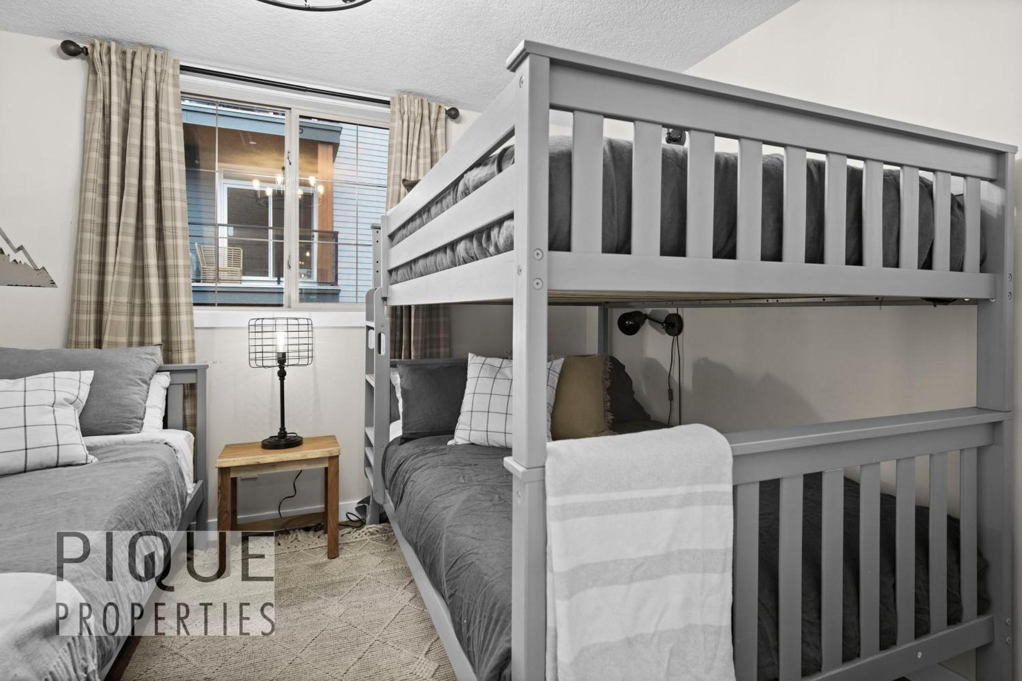 Mystic Mountain Chalet, Heated Outdoor Pool & Hot Tub, Free Parking, Fast Wifi! 캔모어 외부 사진