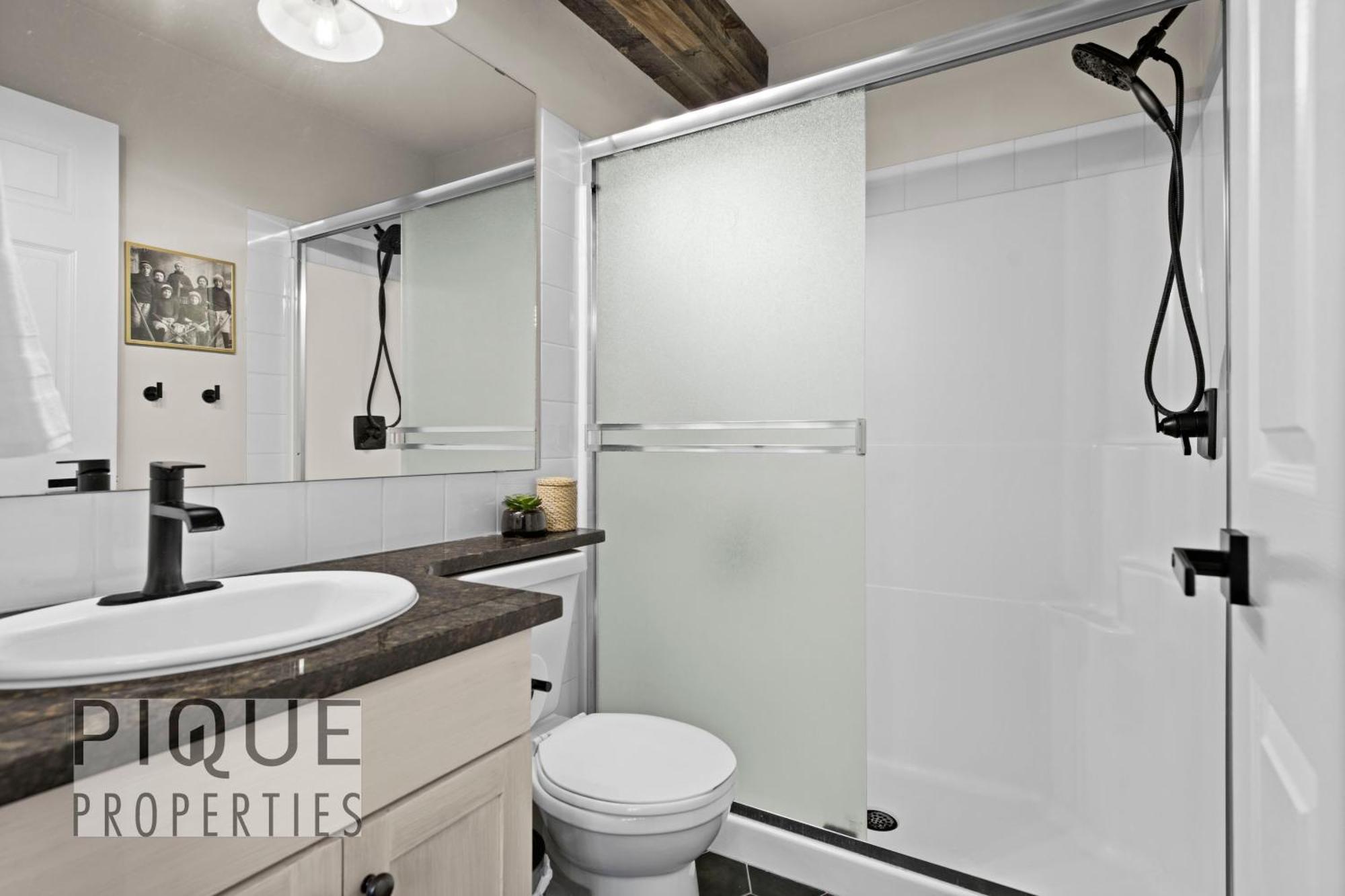 Mystic Mountain Chalet, Heated Outdoor Pool & Hot Tub, Free Parking, Fast Wifi! 캔모어 외부 사진