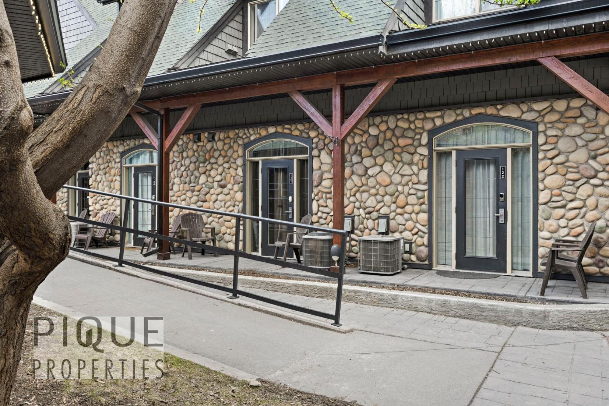Mystic Mountain Chalet, Heated Outdoor Pool & Hot Tub, Free Parking, Fast Wifi! 캔모어 외부 사진