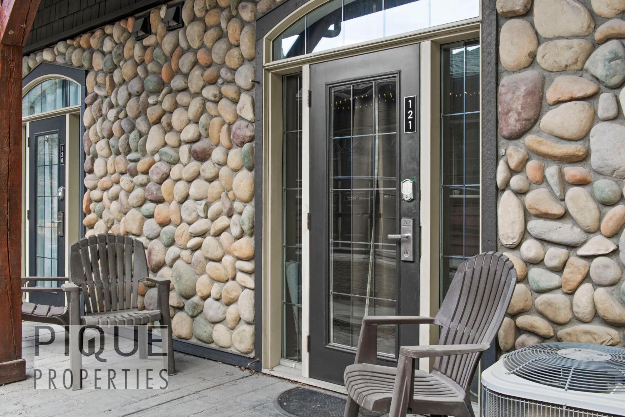 Mystic Mountain Chalet, Heated Outdoor Pool & Hot Tub, Free Parking, Fast Wifi! 캔모어 외부 사진