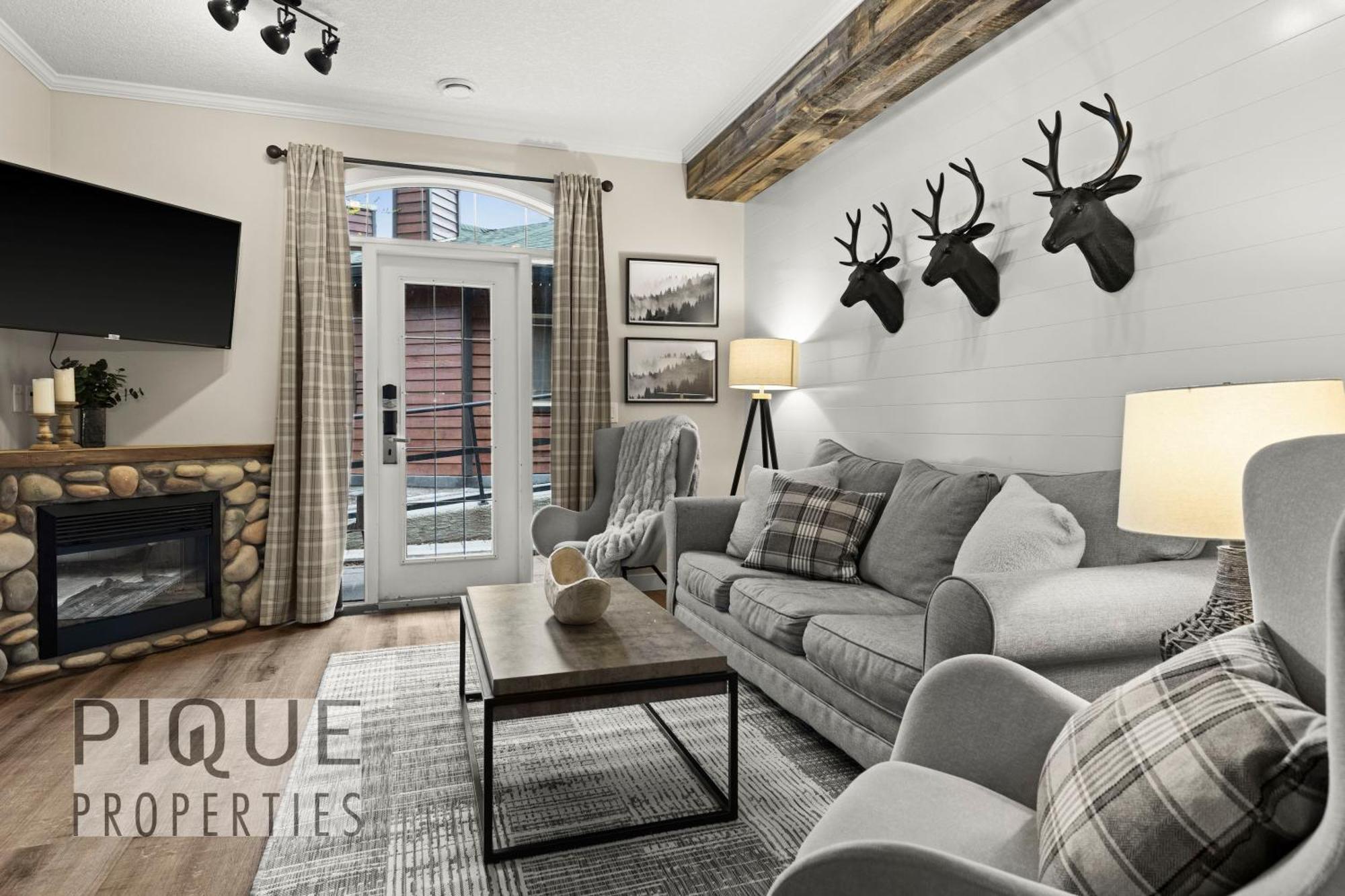Mystic Mountain Chalet, Heated Outdoor Pool & Hot Tub, Free Parking, Fast Wifi! 캔모어 외부 사진