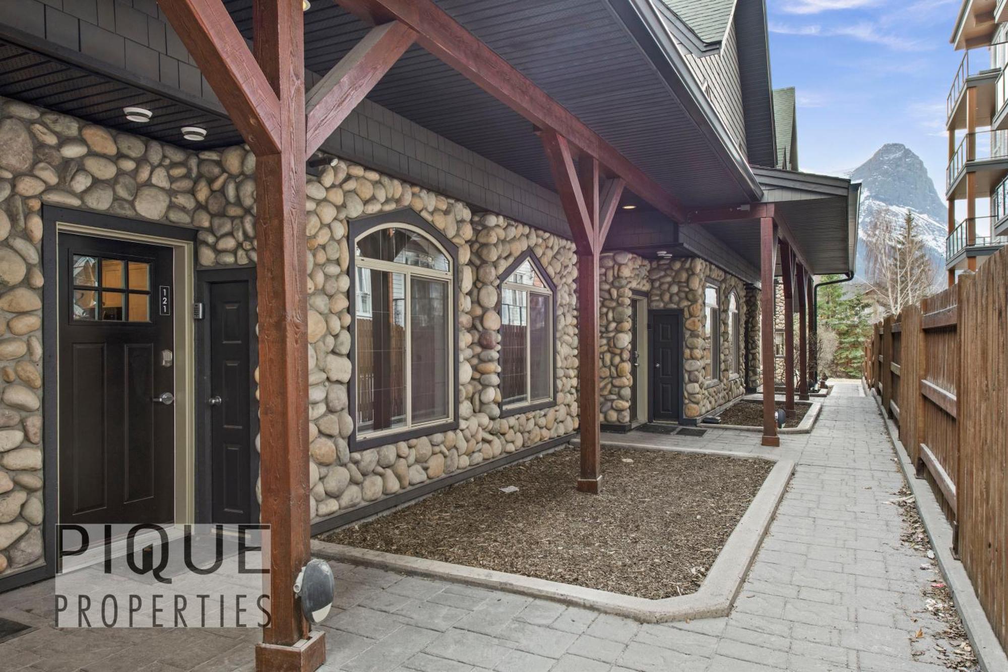 Mystic Mountain Chalet, Heated Outdoor Pool & Hot Tub, Free Parking, Fast Wifi! 캔모어 외부 사진