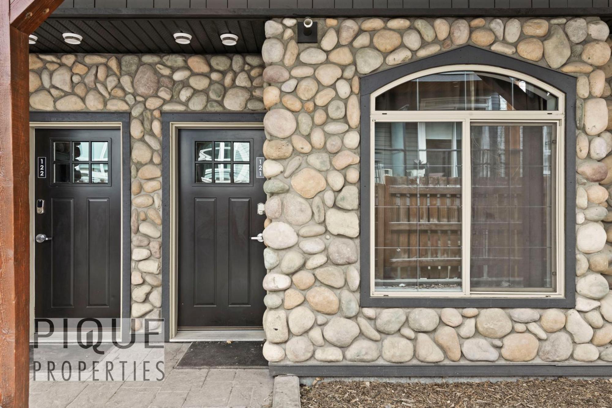 Mystic Mountain Chalet, Heated Outdoor Pool & Hot Tub, Free Parking, Fast Wifi! 캔모어 외부 사진